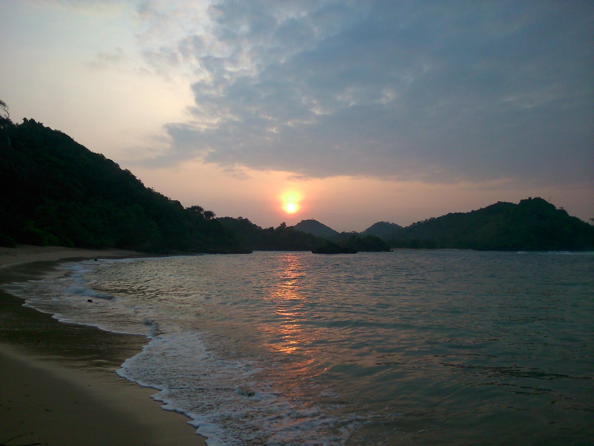 Info Wisata Pantai Teluk Asmoro Malang: Rute, Harga dan Tips